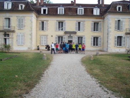 Photo de groupe devant le lieu de stade